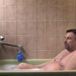 SOUSLADOUCHE-HOMME-BAIGNOIRE-PROFIL